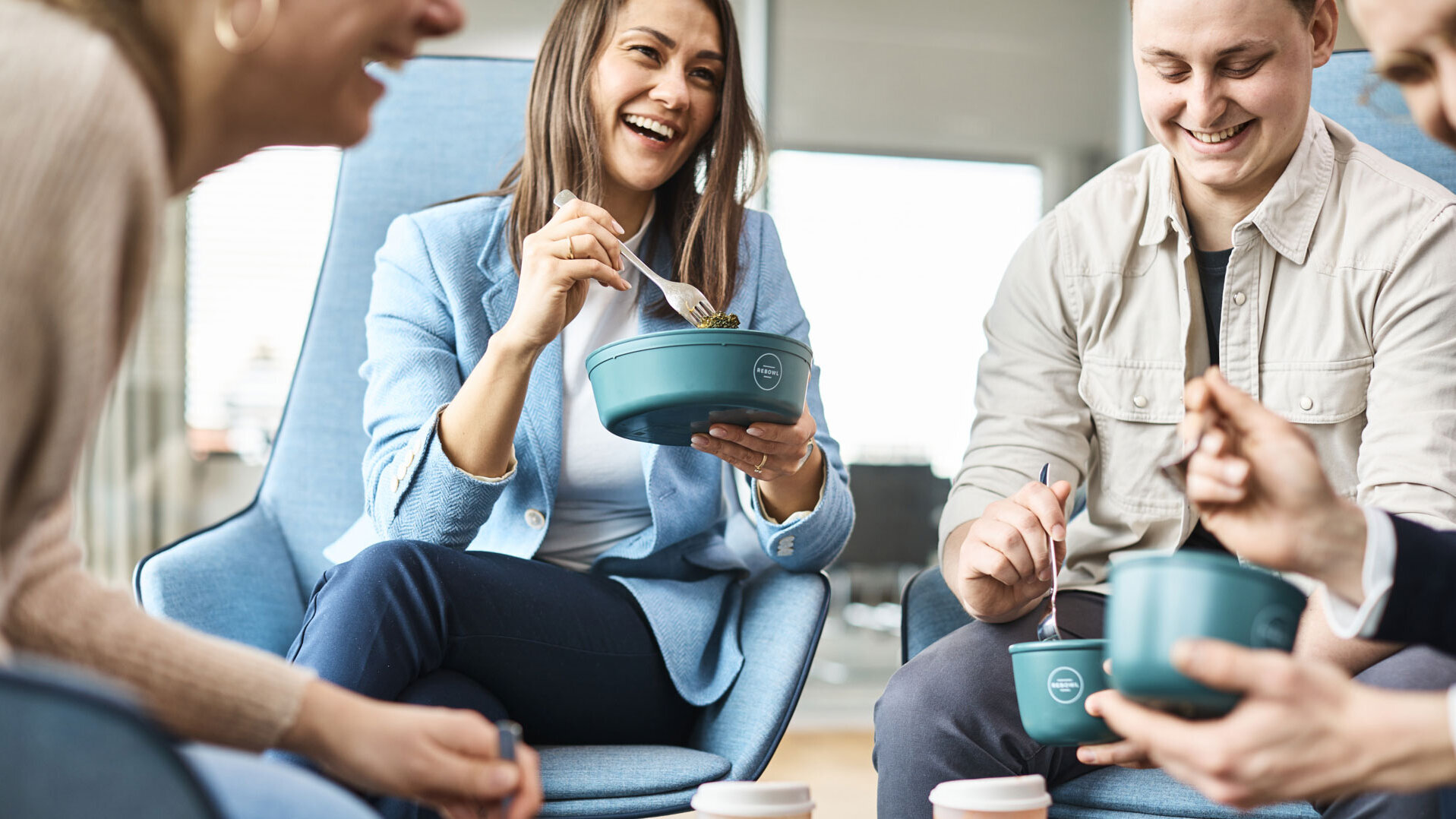 Menschengruppe beim Essen mit Mehrweg Geschirr