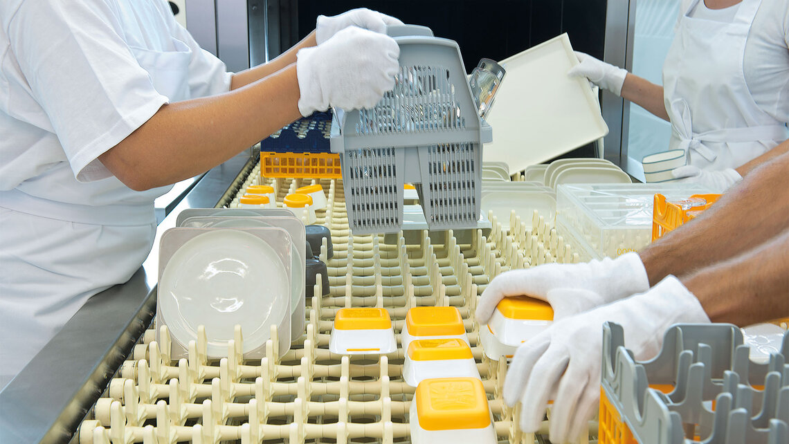 M-iQ 配餐洗碗机 Arbeiter an der M-iQ Spülmaschine