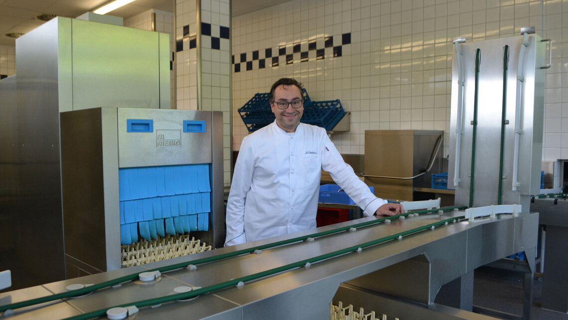 Dishwashing and conveying system M-iQ Dishwashing and conveying system